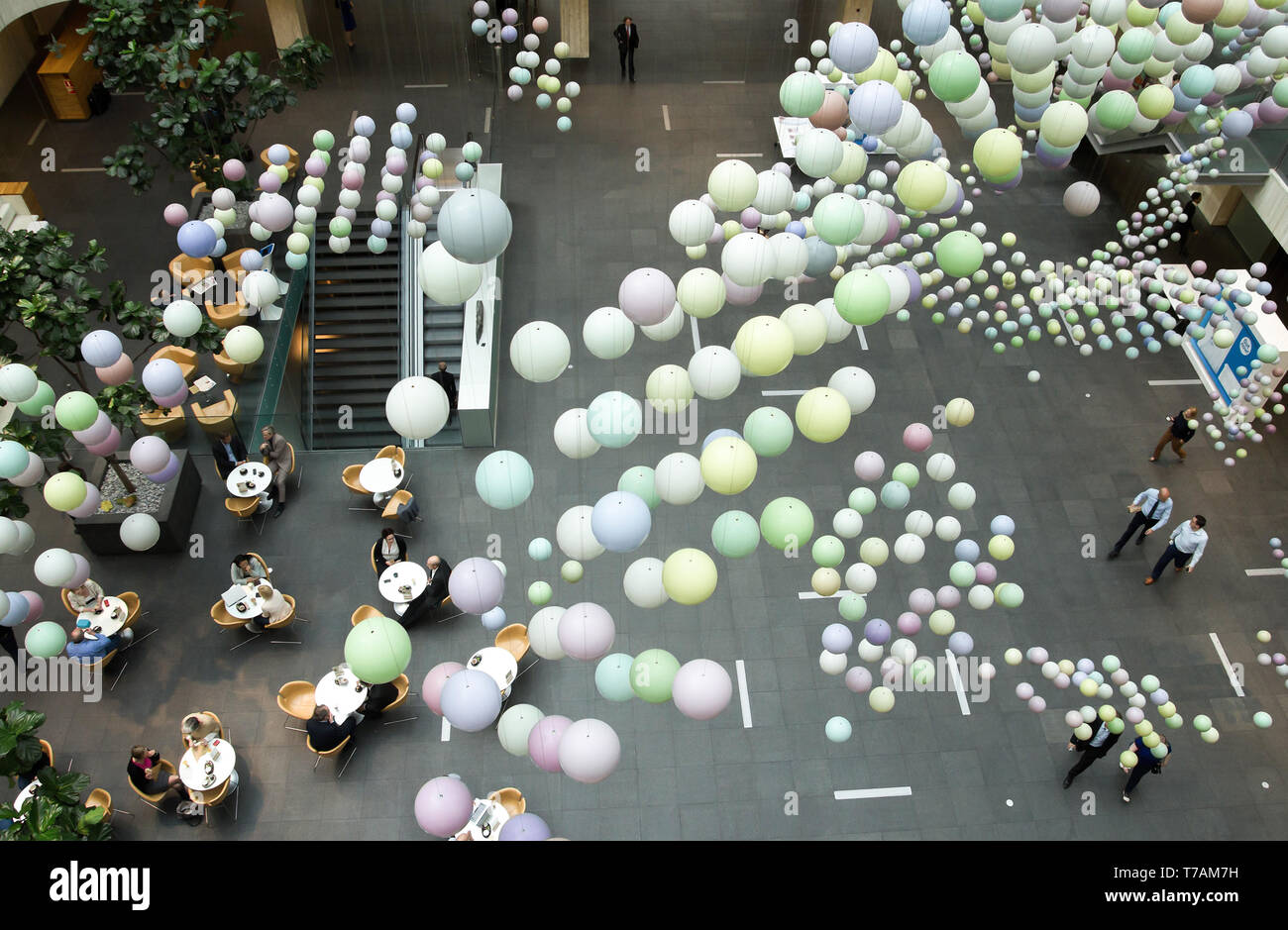 Hague, Paesi Bassi - Aprile 2014: vista dall'alto di persone sedute e passeggiate nel centro business su Aprile 2014 in Paesi Bassi Foto Stock