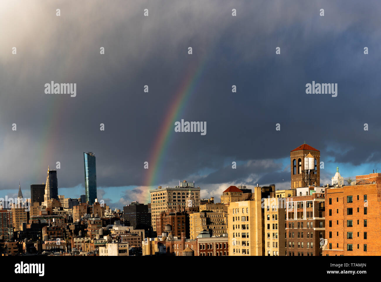 Una porzione di un arcobaleno (e un leggero doppio arcobaleno) intorno al tramonto su Midtown Manhattan (New York City). Foto Stock