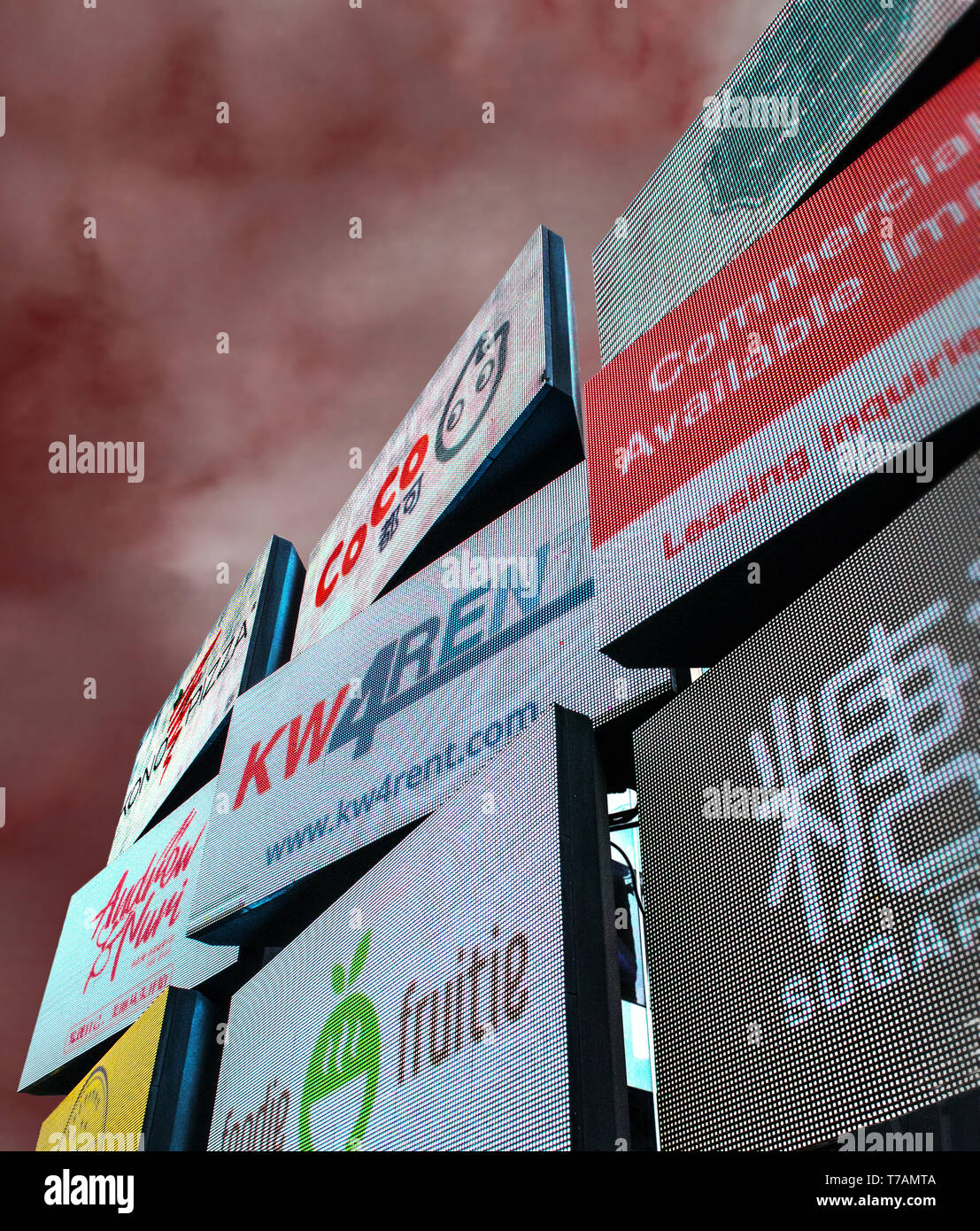 Visualizzatori elettronici al di fuori del quartiere asiatico a Waterloo. Loghi aziendali, drammatica del cielo. Foto Stock