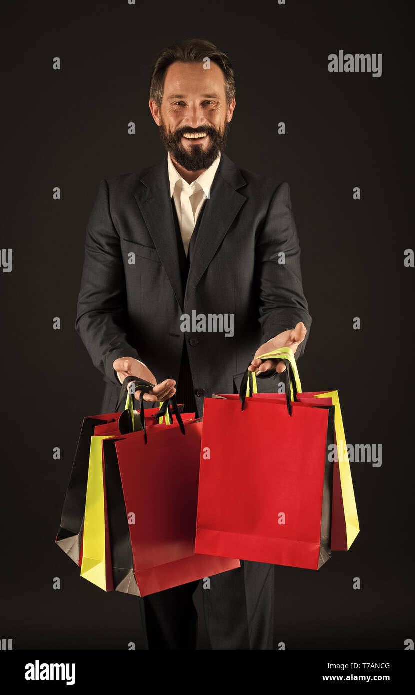 Shopper concetto. Happy shopper con borse per lo shopping. Shopper addict con sacchetti di carta. Personal shopper. Foto Stock