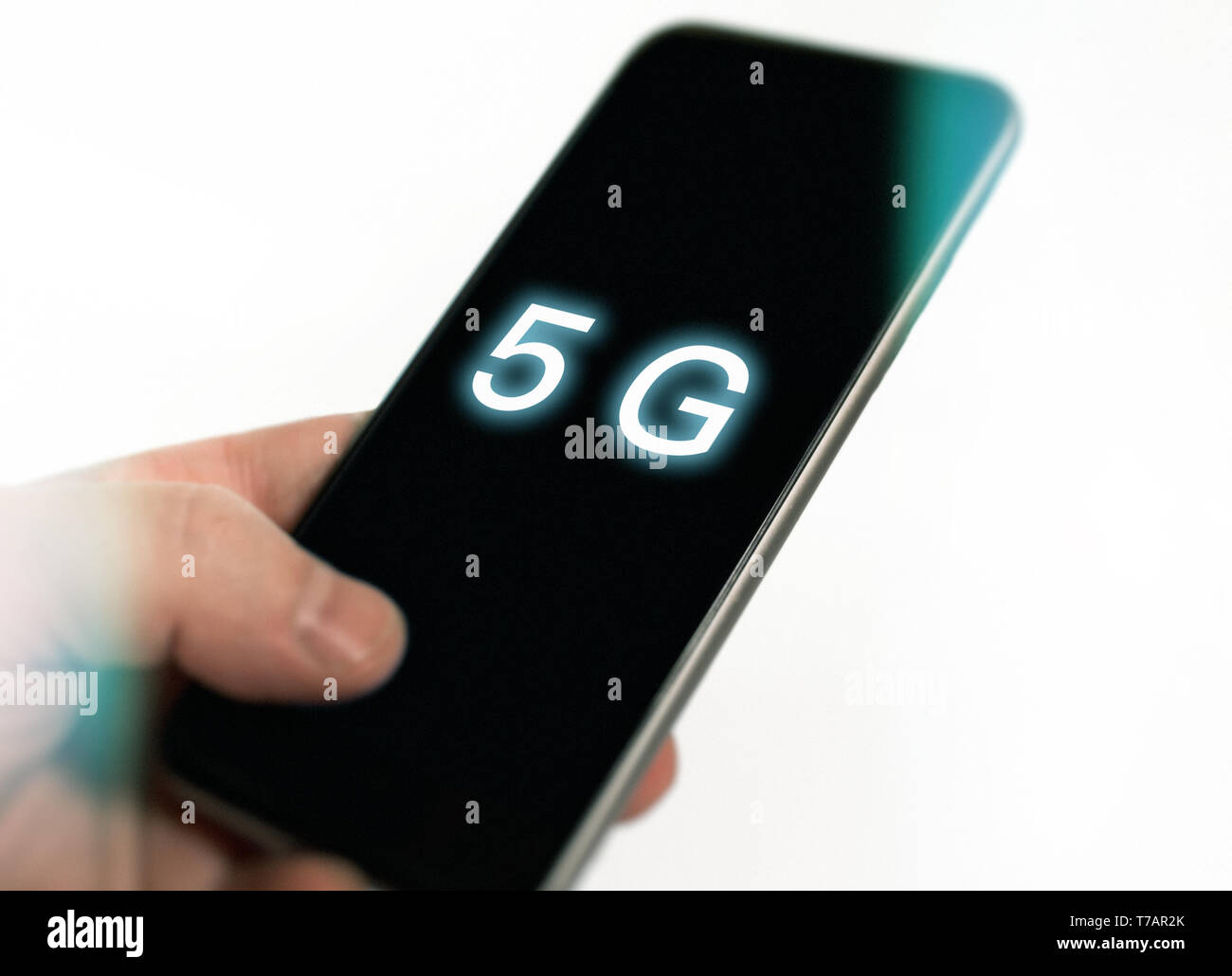 5G tecnologia, mano utilizzando il telefono cellulare con 5g concetto, internet mobile smart phone e su sfondo bianco. Foto Stock