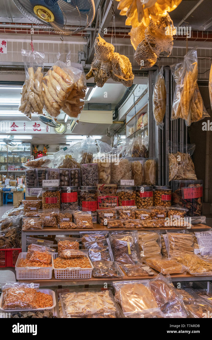 Hong Kong, Cina - 7 Marzo 2019: Tai O villaggio di pescatori. Storefront vende confezionato pesce essiccato, visualizzandolo in ceste, vasetti e busta di plastica trasparente Foto Stock