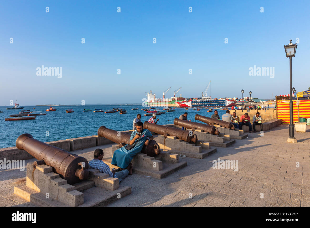 Stone Town , Zanzibar-February 28, 2019 : le persone che si godono la Stone Town waterfront promenade Foto Stock