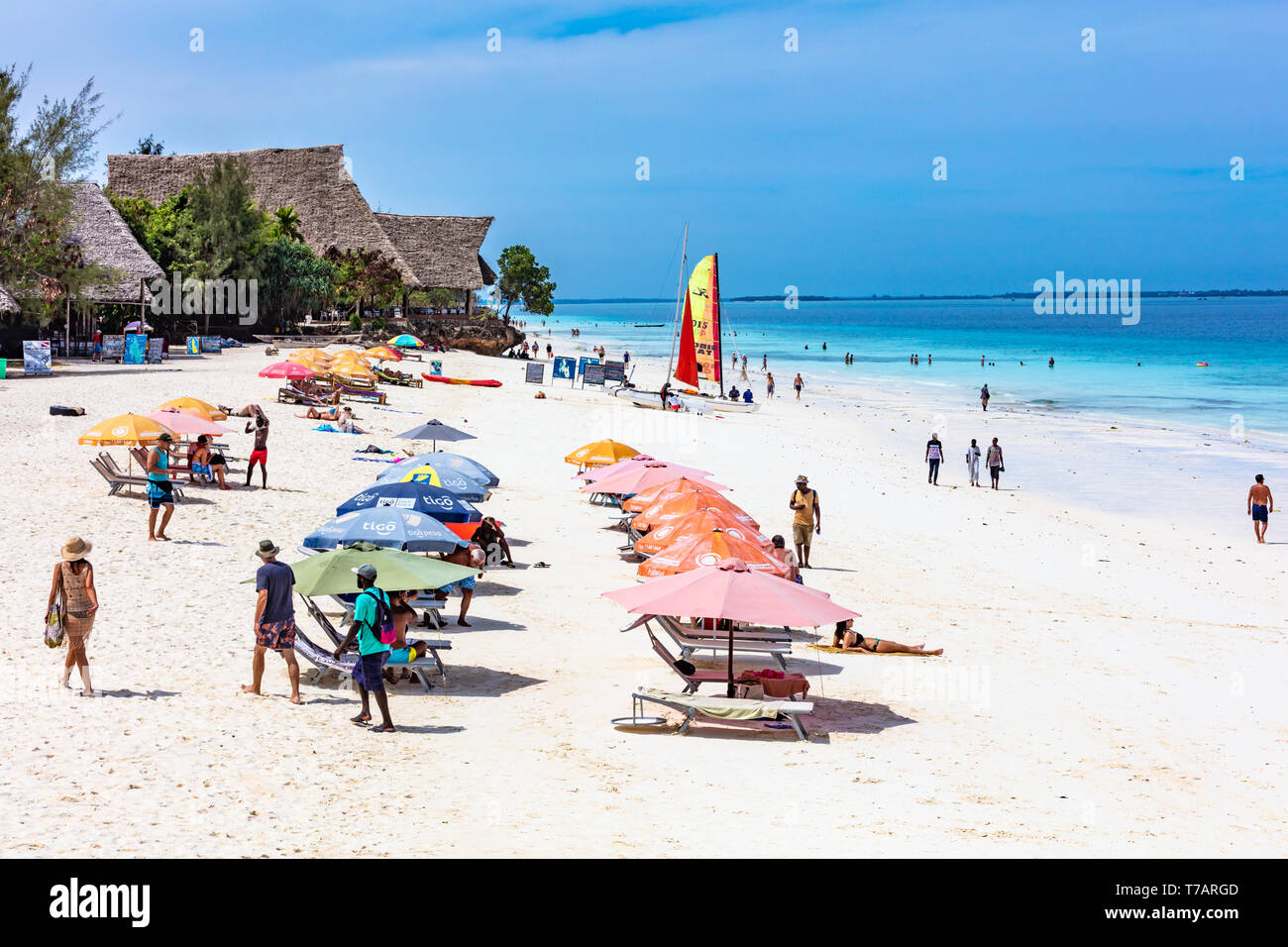 Nungwi ,Zanzibar-March 4, 2019 : persone tourist godendo vacantions passeggiate sulla spiaggia e balneazione Foto Stock