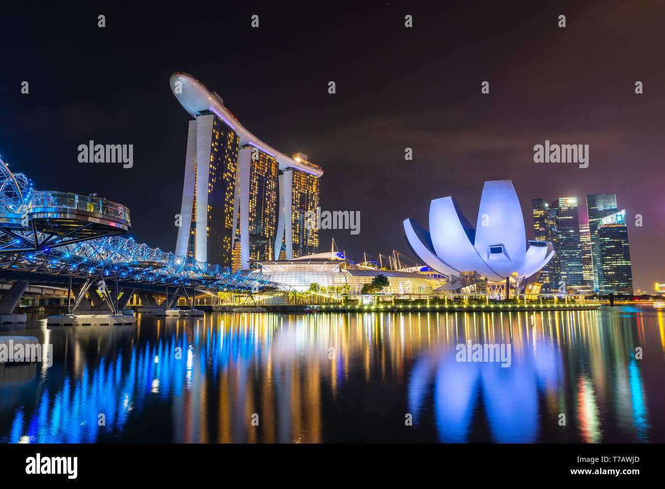 SINGAPORE - MARZO 24, 2019: Helix Bridge, il Marina Bay sands hotel e il Museo ArtScience di notte. Foto Stock
