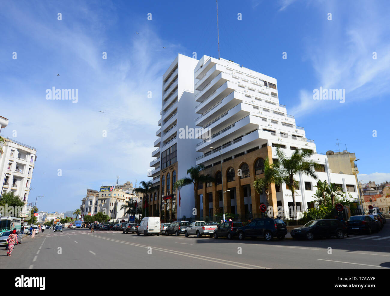Nuovi moderni edifici dipinti nell'iconico di colore bianco di Casablanca. Foto Stock
