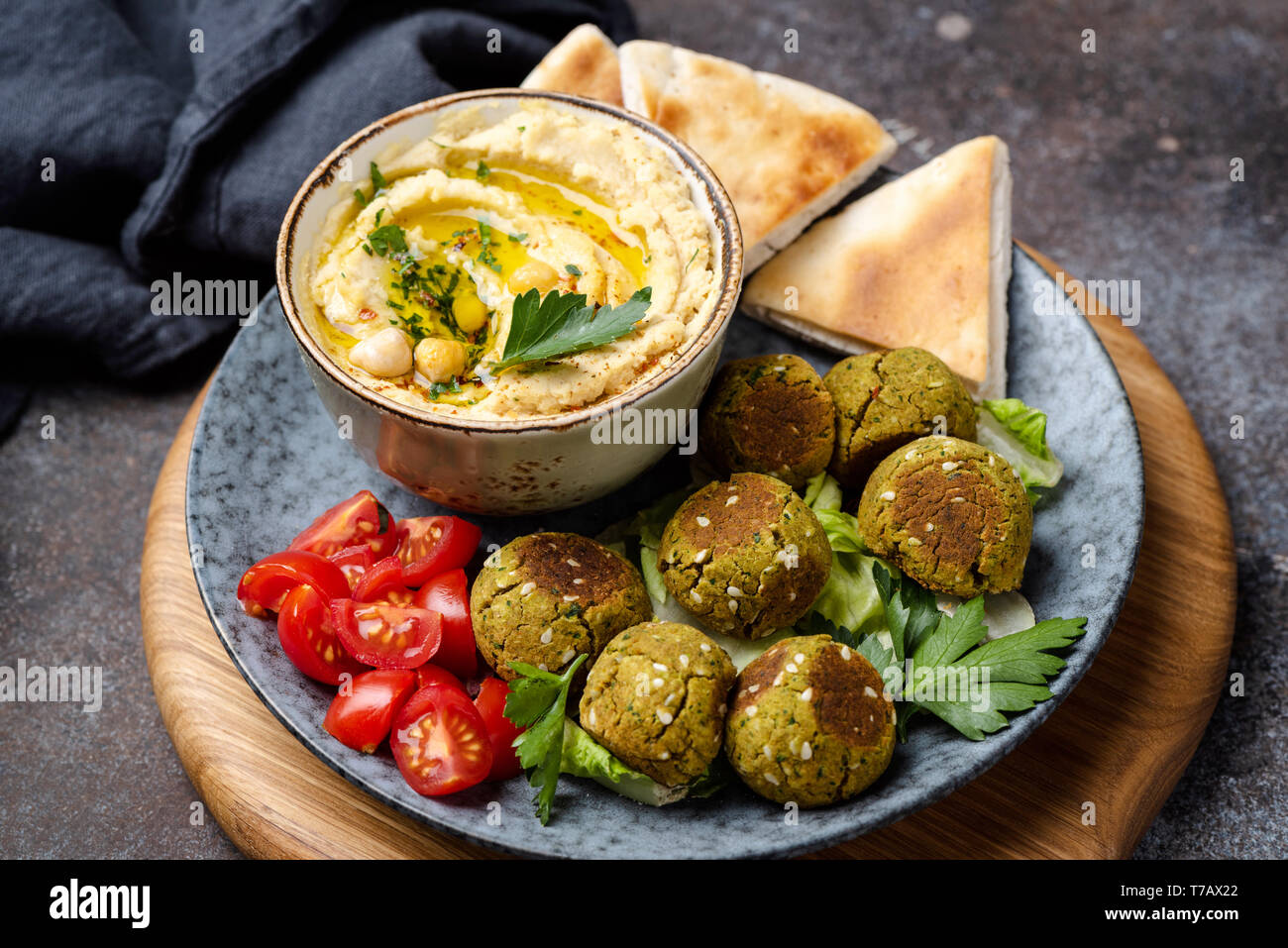 Falafel hummus e pane pita antipasto. Arabian o cucina vegetariana Foto Stock