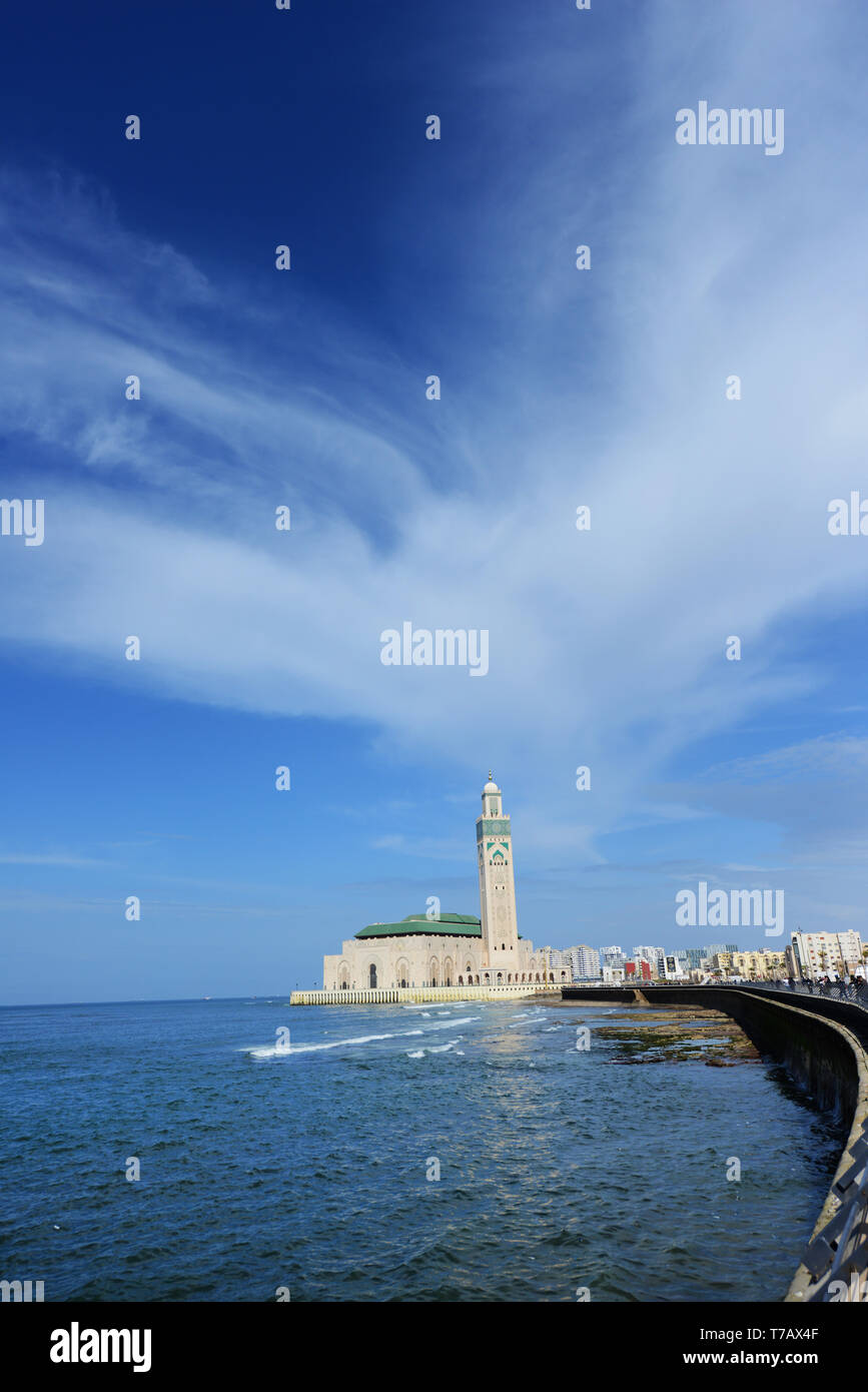 Una vista della Moschea di Hassan II con l'Oceano Atlantico. Foto Stock