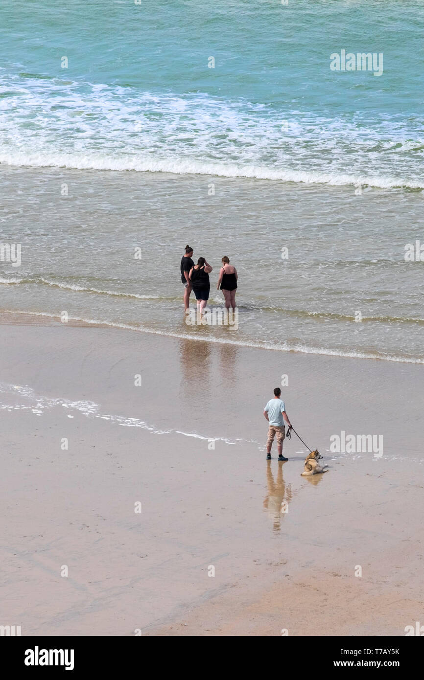 I turisti in piedi su una tranquilla Spiaggia Great Western in Newquay in Cornovaglia. Foto Stock