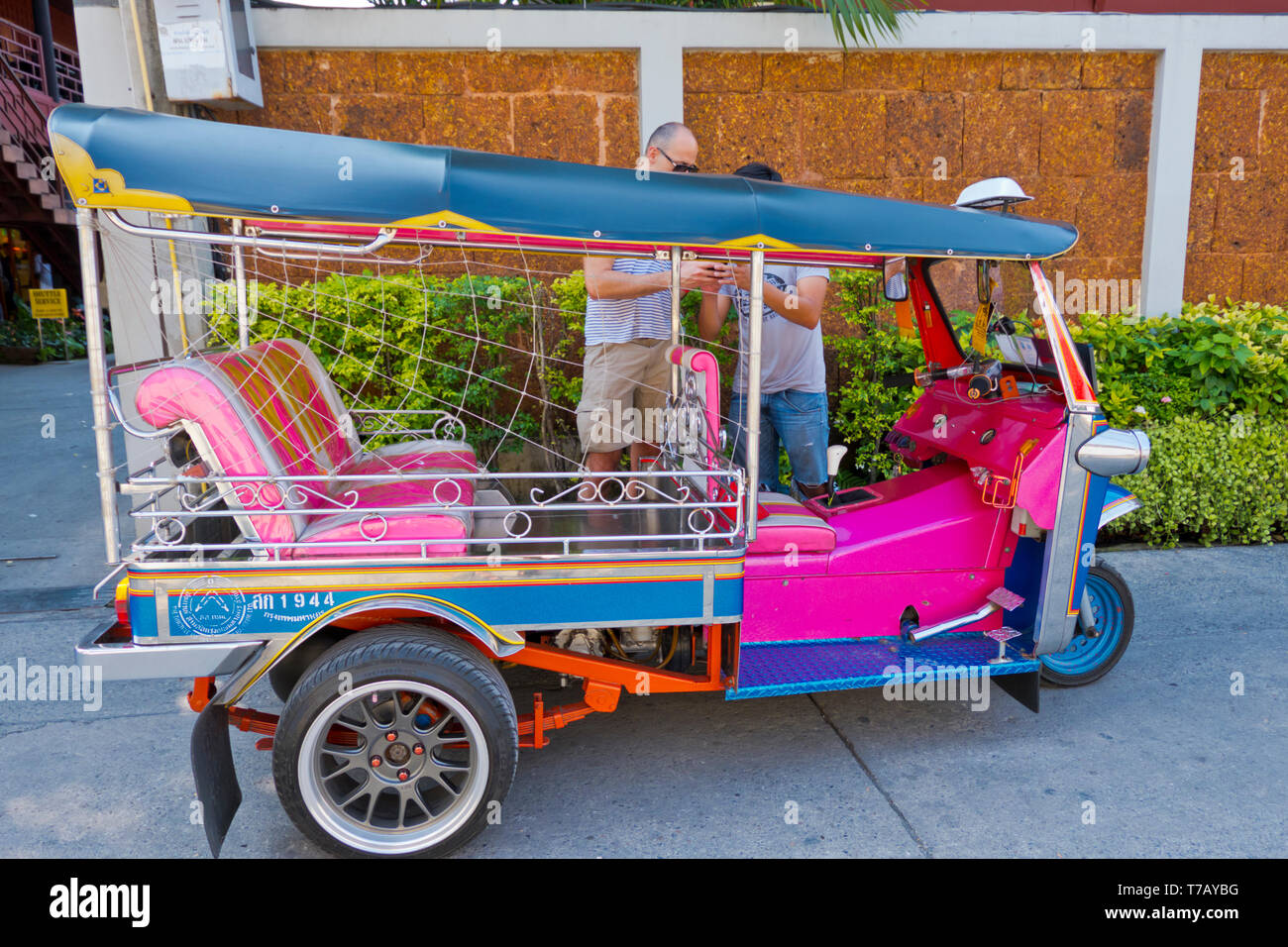 Un tuk tuk, nella parte anteriore del Jim Thompson House Museum, Bangkok, Thailandia Foto Stock