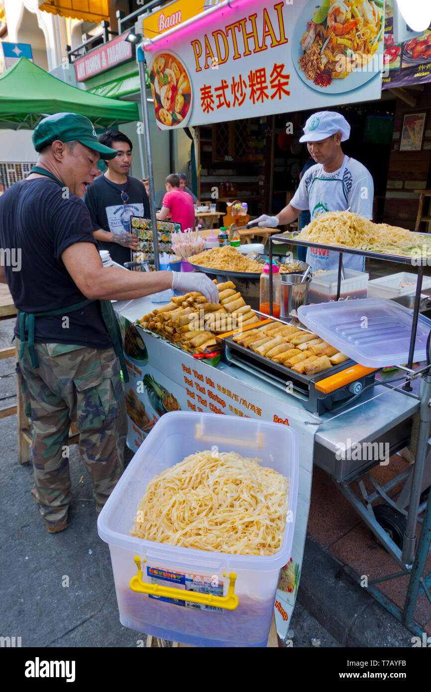 Cucina di strada in stallo, Khao San Road, Banglamphu, Bangkok, Thailandia Foto Stock