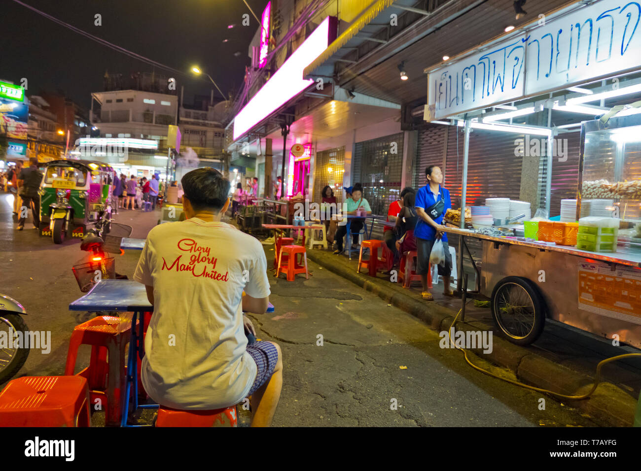 Cucina di strada bancarelle, Sip Sam Hang Road, Banglamphu, Bangkok, Thailandia Foto Stock