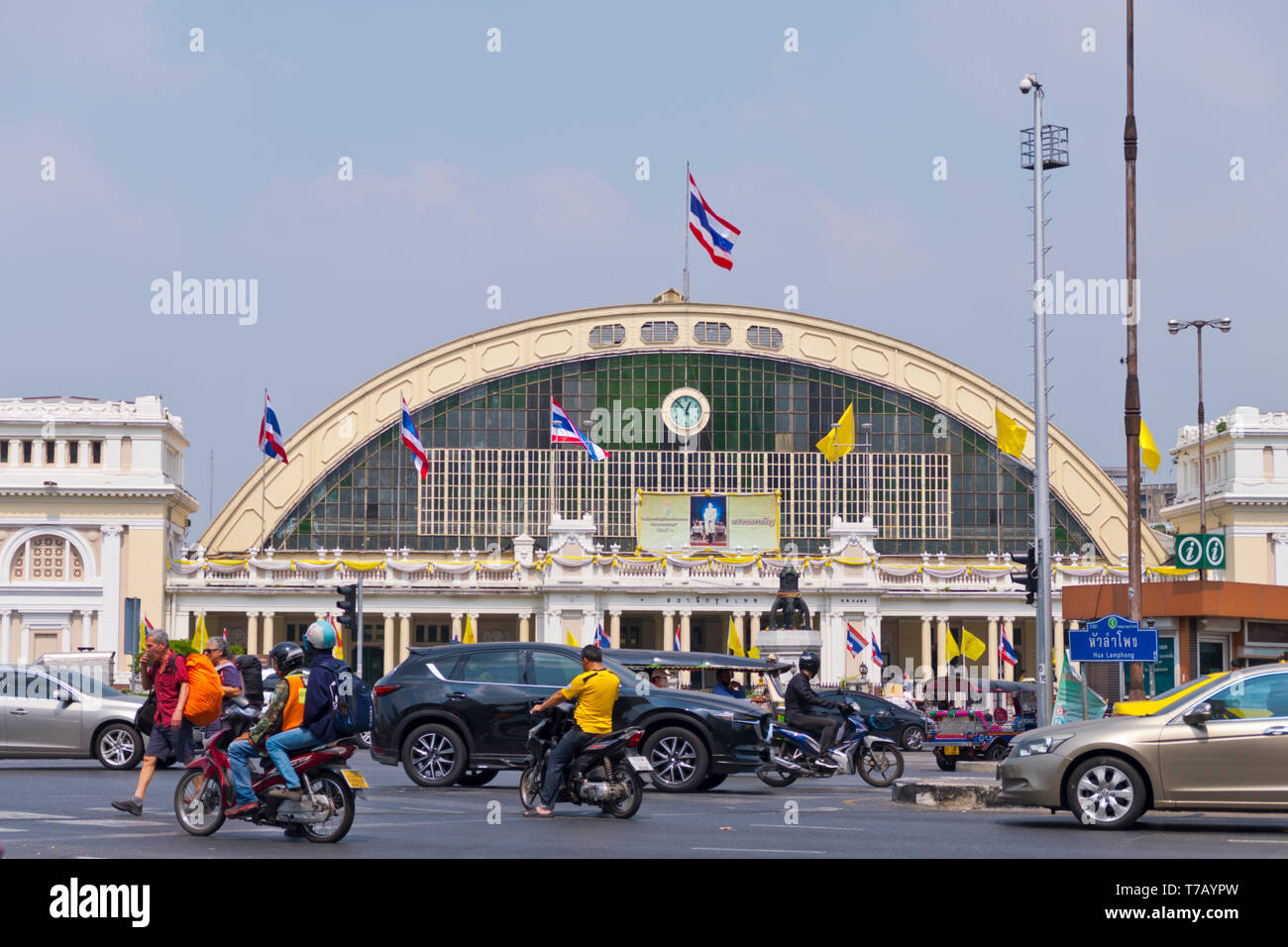 Il traffico nella parte anteriore di Hua Lamphong stazione ferroviaria, Hua Lamphong Junction, Pathum distretto Wan, Bangkok, Thailandia Foto Stock