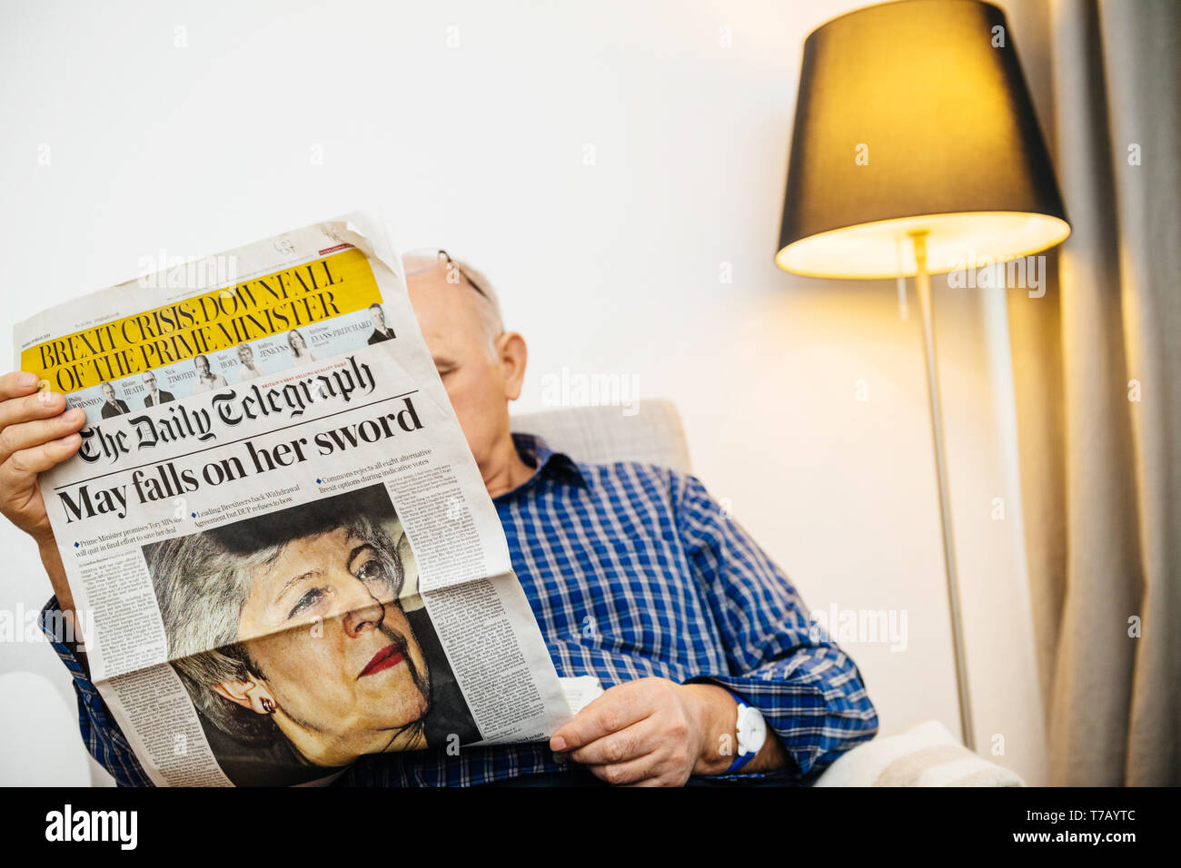 Parigi, Francia - 29 Mar 2019: Senior uomo lettura nel salotto più recenti il britannico Daily Telegraph newspaper UK premere dotate di Theresa Maggio PM sul coperchio anteriore Foto Stock