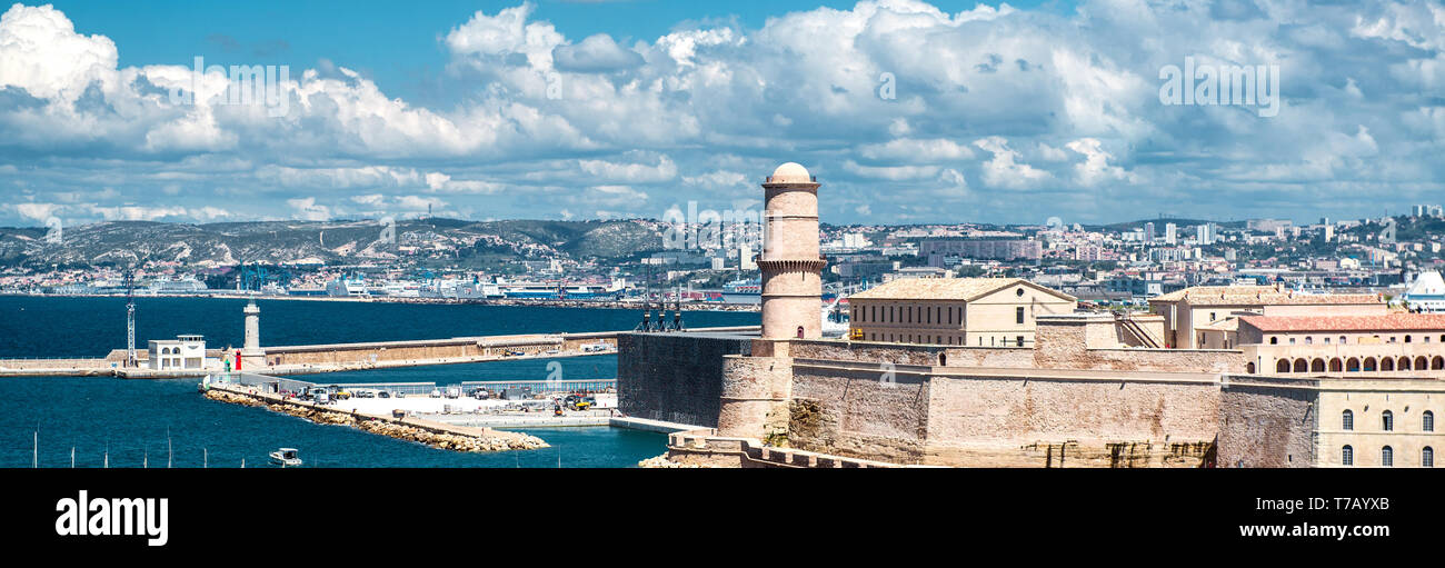 Vista orizzontale storico luogo famoso punto di riferimento nazionale di Marsiglia Fort Saint Nicholas edificio, cielo nuvoloso giorno soleggiato, Francia Foto Stock