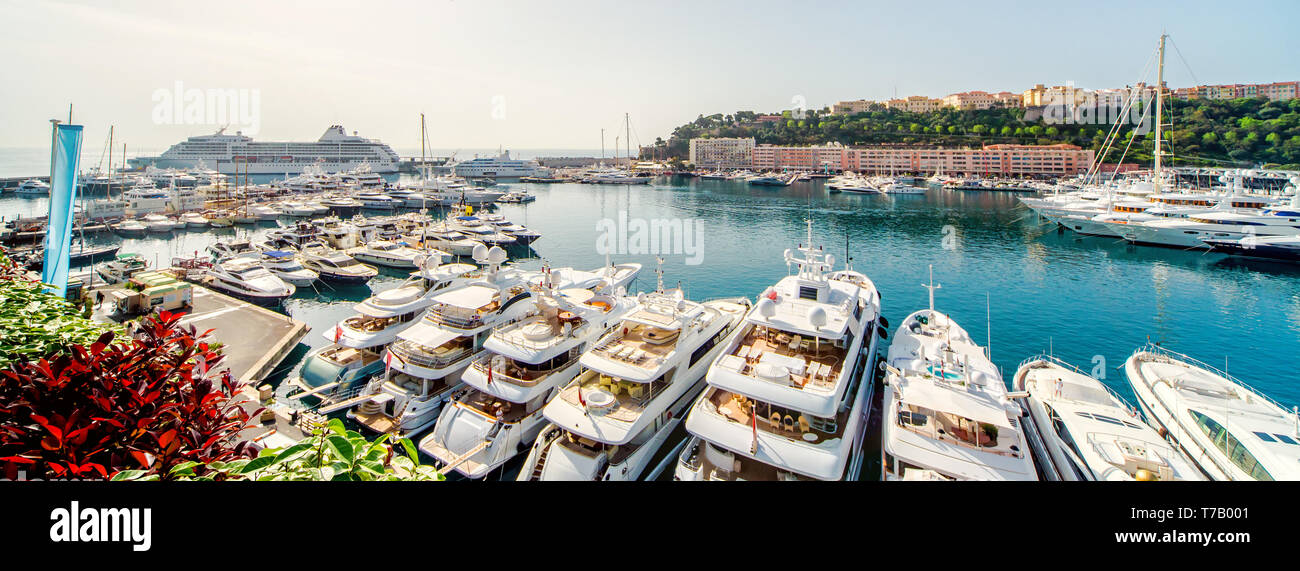 Vista panoramica del porto di Monaco, yacht di lusso in una riga Foto Stock