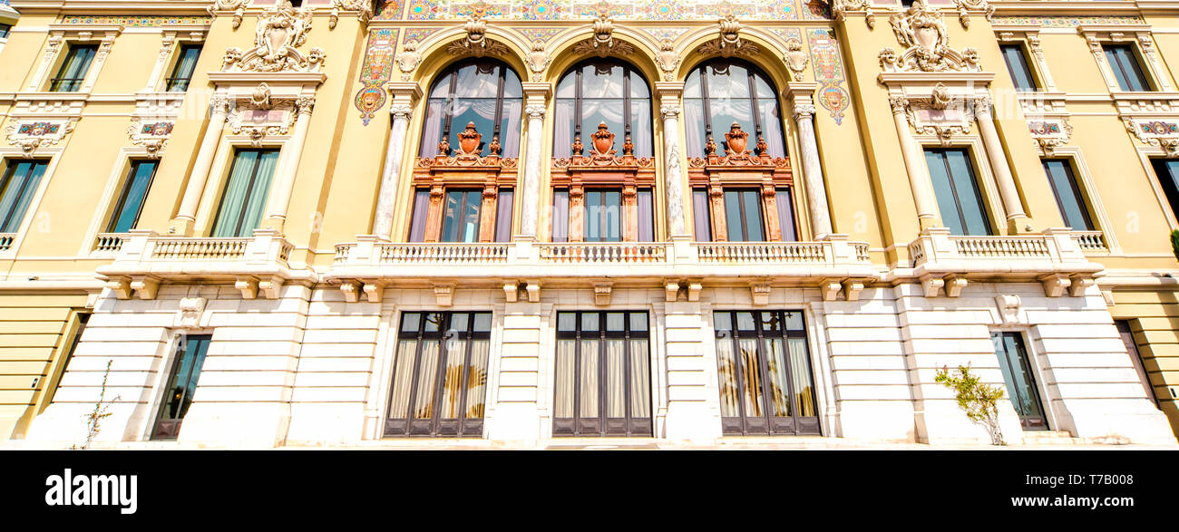 Telaio completo vista panoramica facciata del Casinò di Monte Carlo e Opera House edificio, luogo famoso nel Principato di Monaco Foto Stock