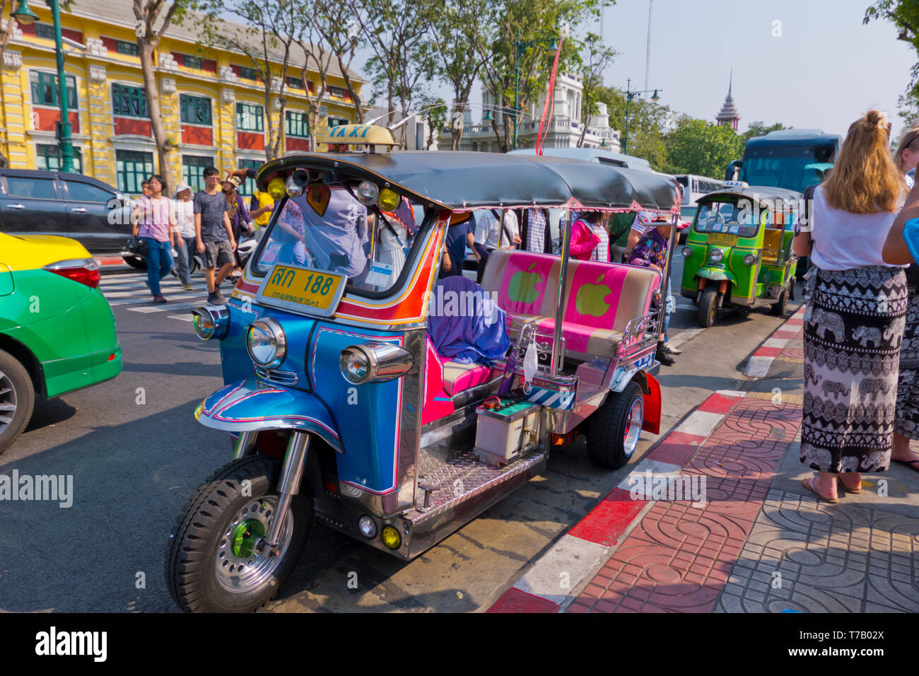 Tuk Tuks, nella parte anteriore del Wat Pho, Phra Nakhom district, Bangkok, Thailandia Foto Stock