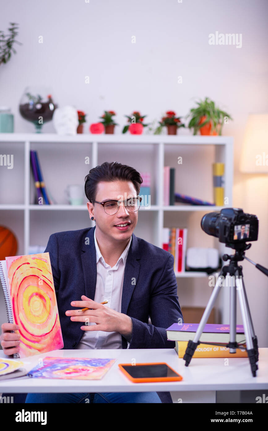 Grave fiduciosa uomo che lavora come professional trainer mentale Foto Stock