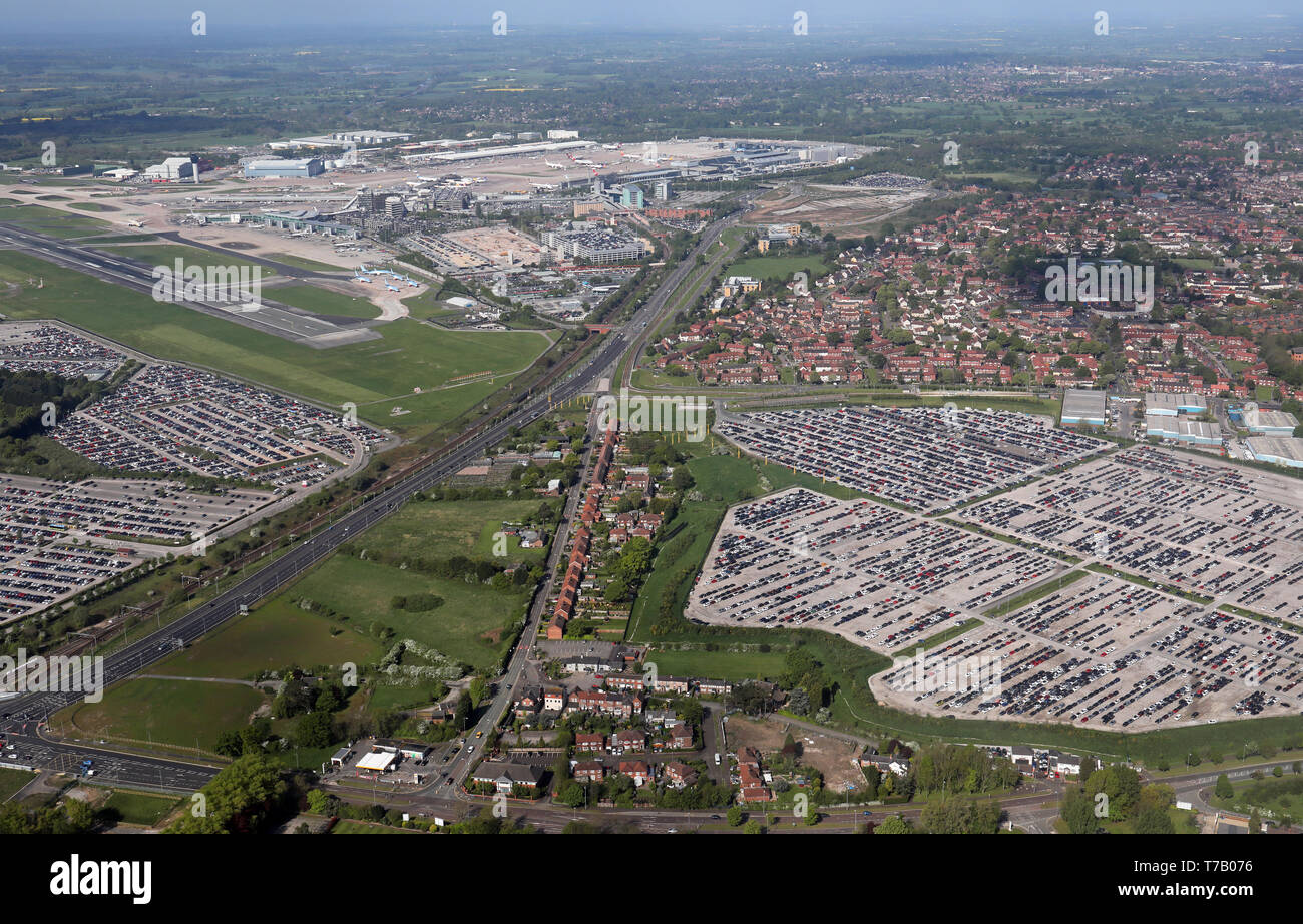 Vista aerea di parcheggi intorno all'Aeroporto di Manchester Foto Stock