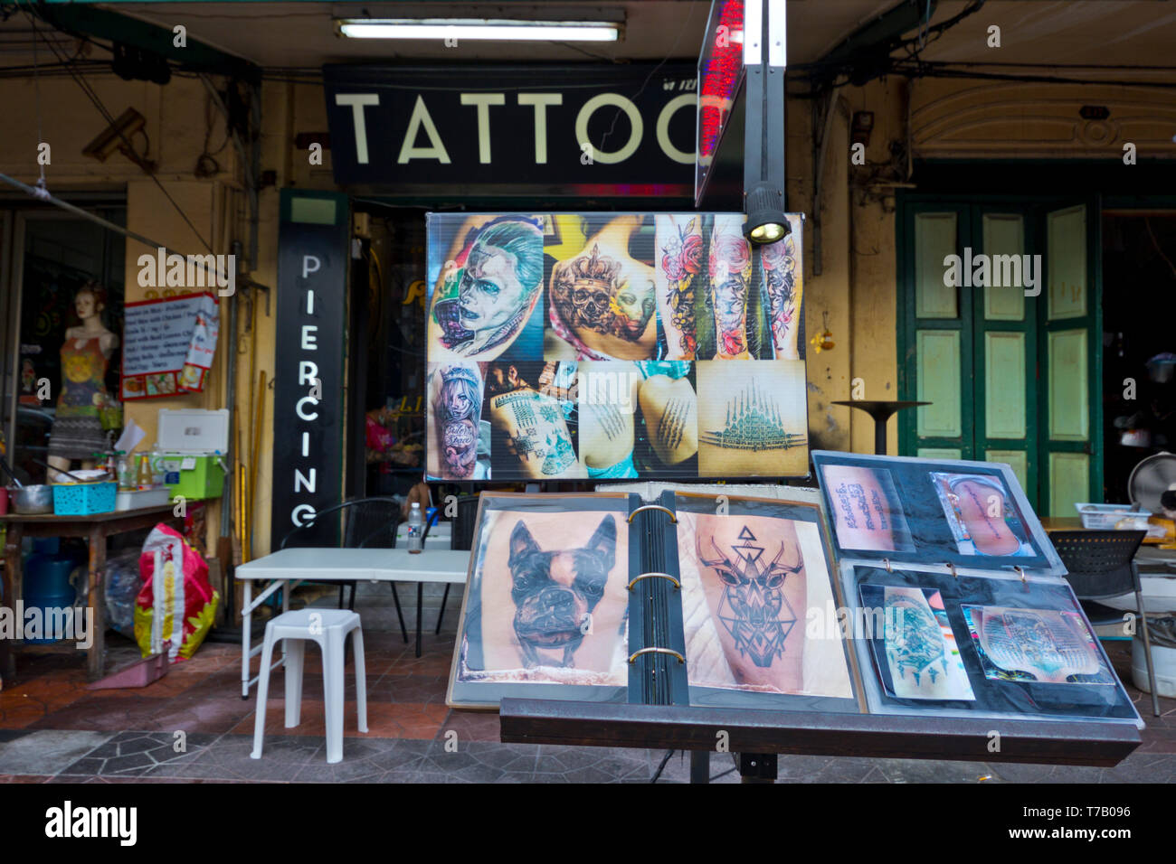 Salotto tattoo, Khao San Road, Banglamphu, Bangkok, Thailandia Foto Stock