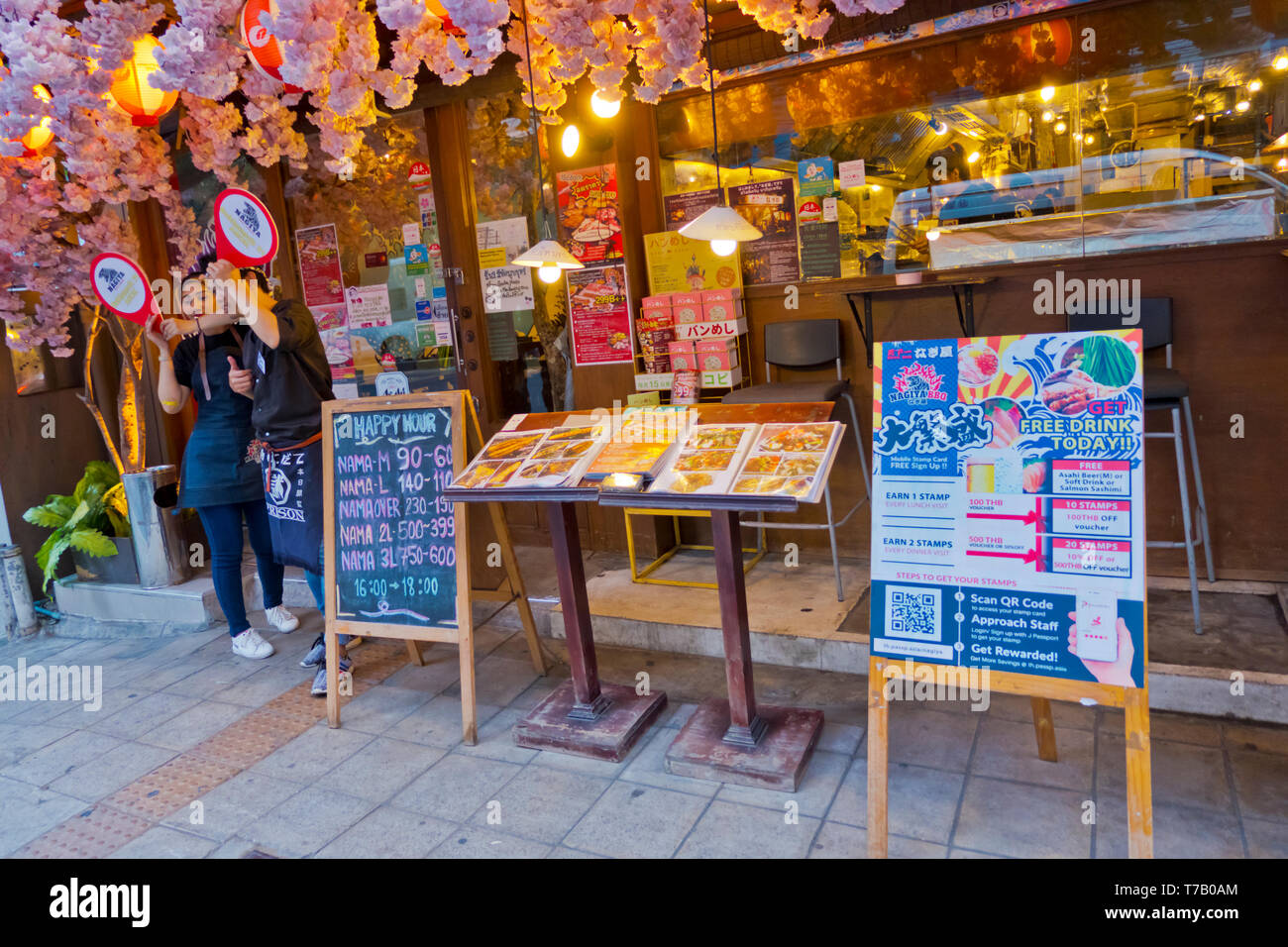 Ristorante con happy hour, Asok Road, Soi 21, Sukhumvit Bangkok, Thailandia Foto Stock