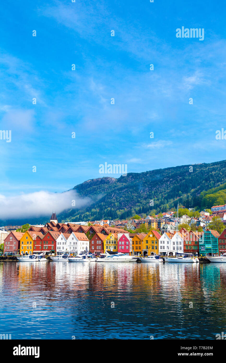 Anseatica storici edifici di Bryggen da Vågen Bay, Bergen, Norvegia Foto Stock