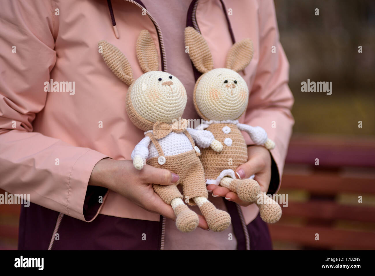 SYKTYVKAR, Russia - 05 Maggio 2019: immagine illustrativa. Coniglio a maglia giocattolo nella tecnica di maglieria amigurumi Foto Stock