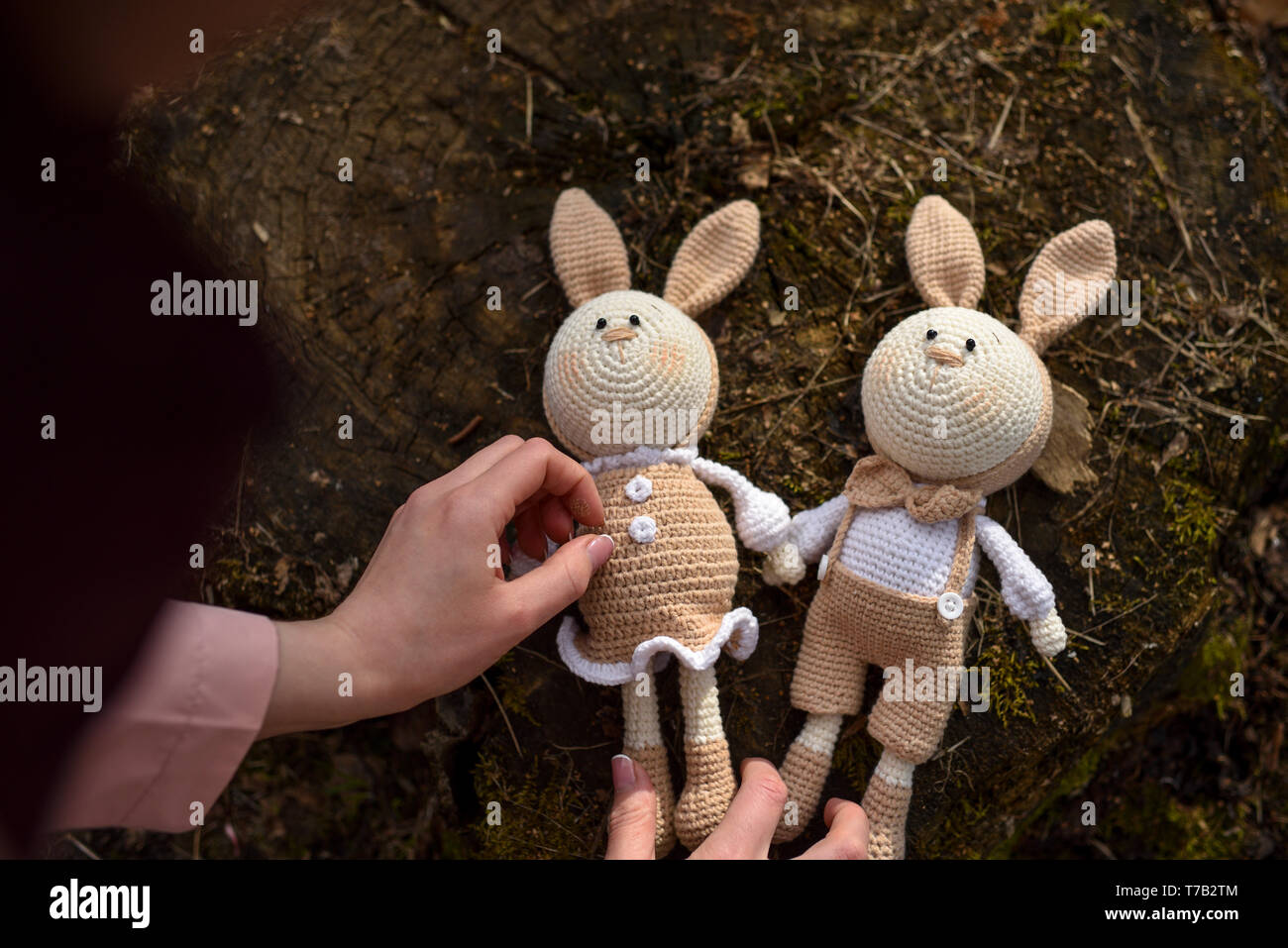 SYKTYVKAR, Russia - 05 Maggio 2019: immagine illustrativa. Coniglio a maglia giocattolo nella tecnica di maglieria amigurumi Foto Stock