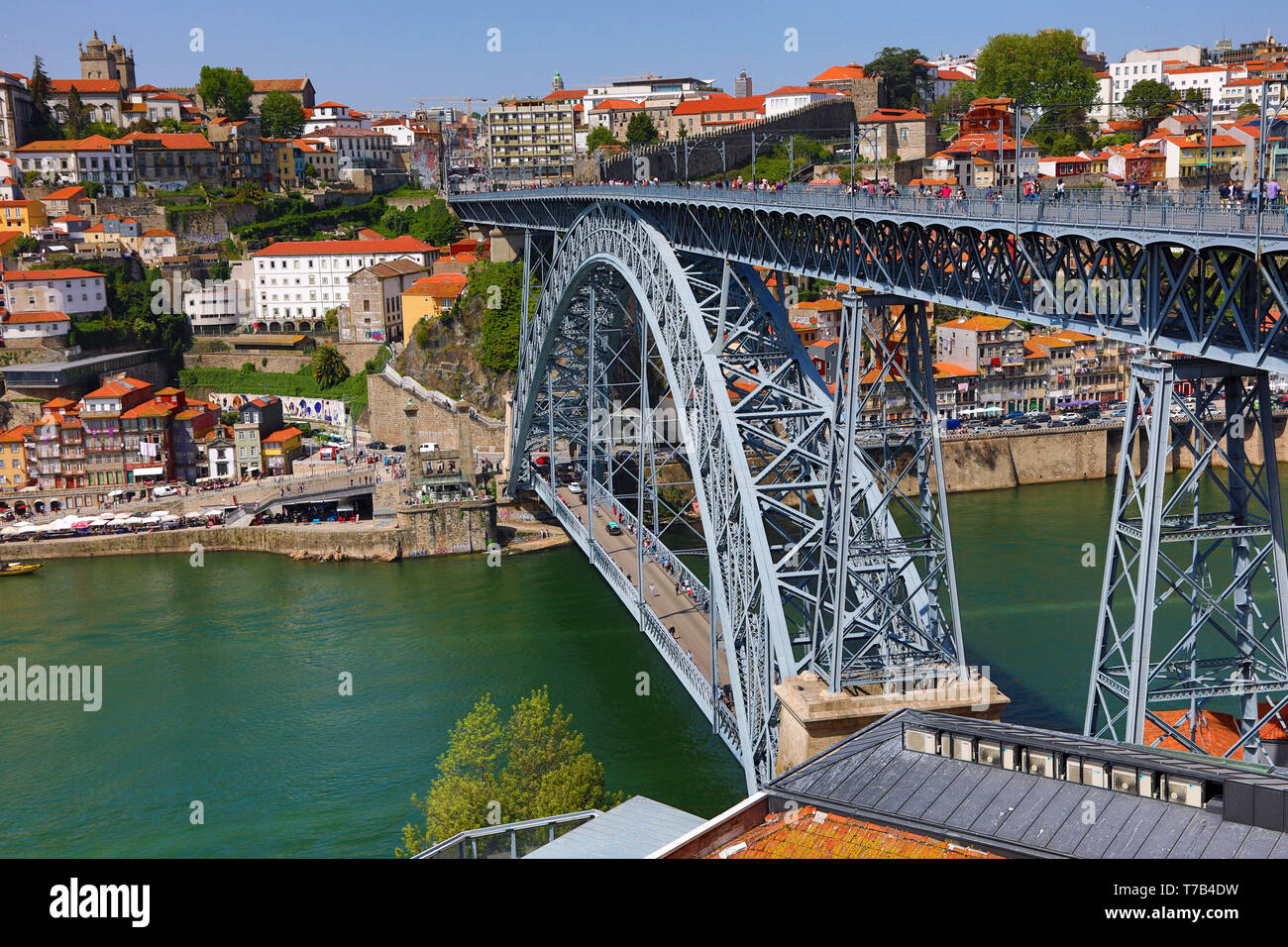 Il Dom Luis I metal arch ponte sopra il fiume Douro a Porto, Portogallo Foto Stock