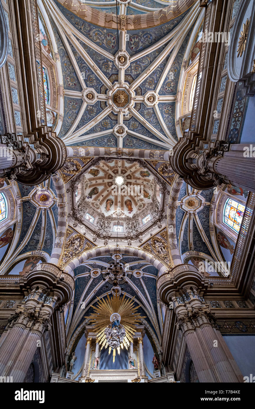 Gli ornati in stile barocco stile Churrigueresque interno della parrocchia di Nostra Signora dell'Assunzione chiesa localmente noto come Parroquia de la Asunción de Maria in Lagos de Moreno, Stato di Jalisco, Messico. Lo stile barocco chiesa parrocchiale è il più grande della città ed è stato costruito nel 1741 per la maggior parte di una pietra rosa locale noto come cantera rosa che dà alla Chiesa un colore rosa tinta. Foto Stock