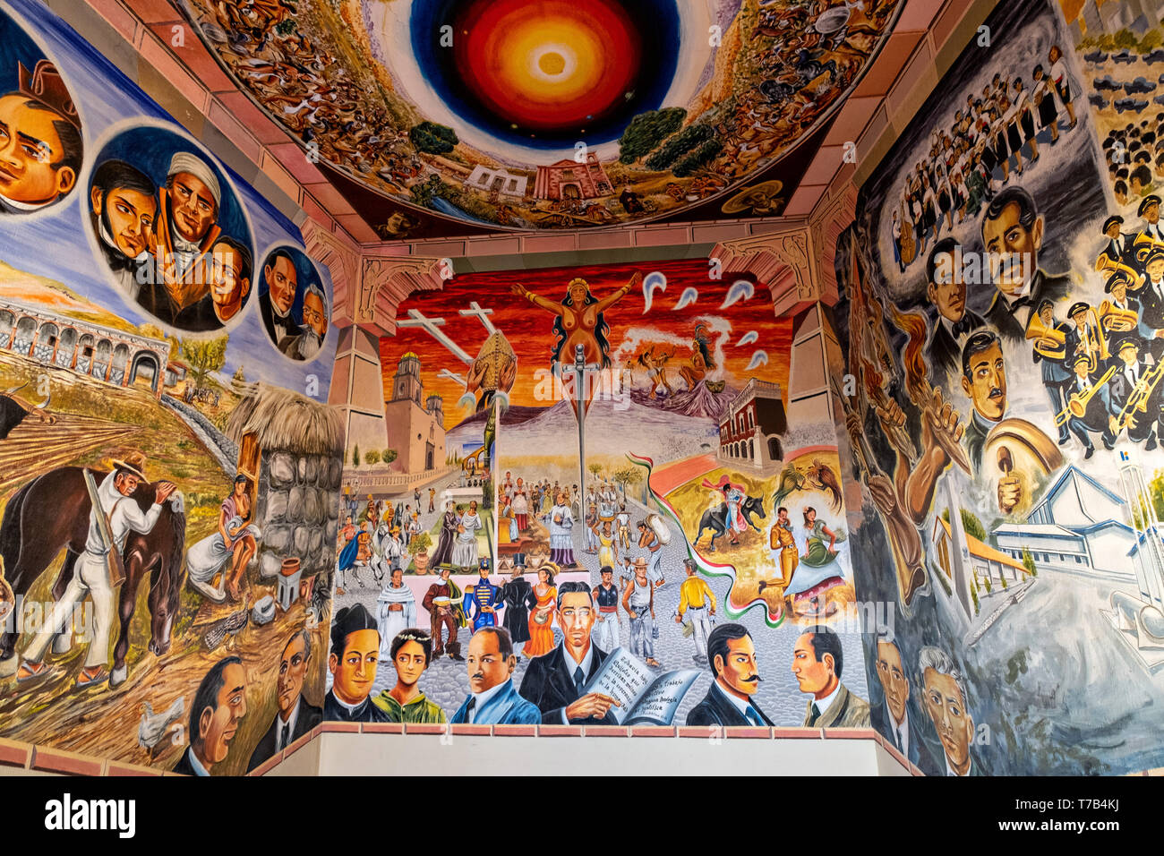 Murale colorato da artista Alfredo Soto dipinta lungo la scalinata del Palacio Municipal in Jalostotitlan, Stato di Jalisco, Messico. Foto Stock