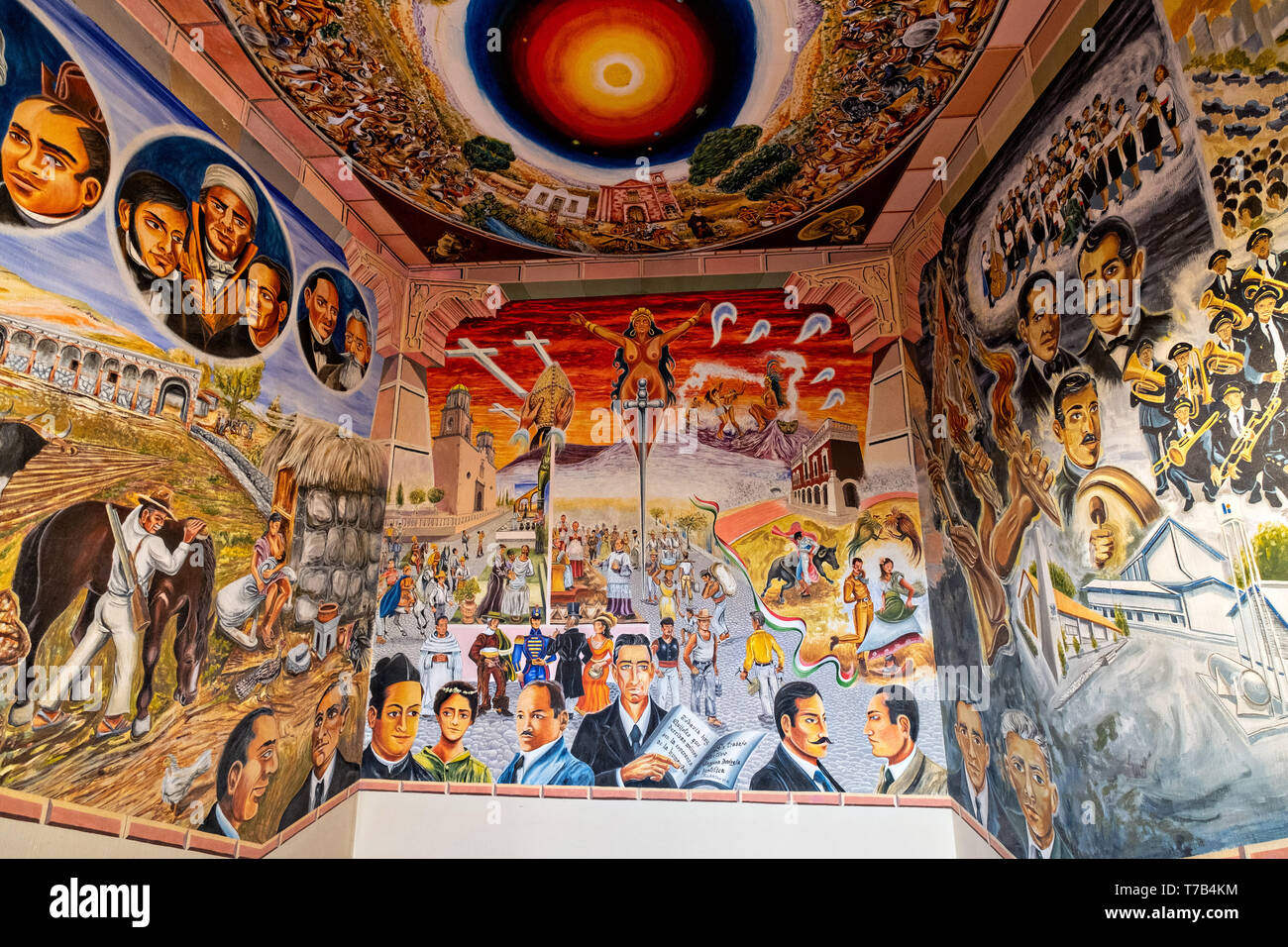 Murale colorato da artista Alfredo Soto dipinta lungo la scalinata del Palacio Municipal in Jalostotitlan, Stato di Jalisco, Messico. Foto Stock