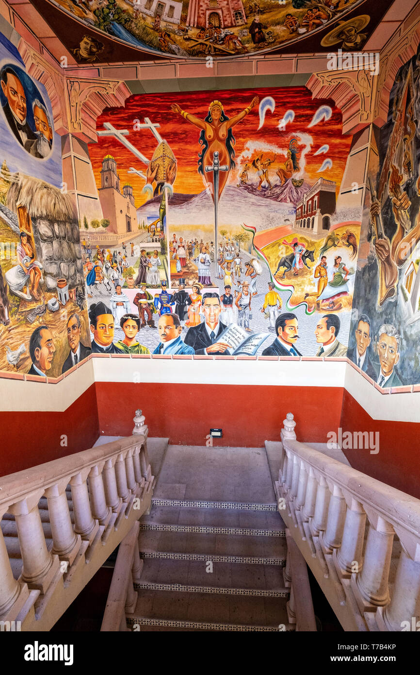 Murale colorato da artista Alfredo Soto dipinta lungo la scalinata del Palacio Municipal in Jalostotitlan, Stato di Jalisco, Messico. Foto Stock