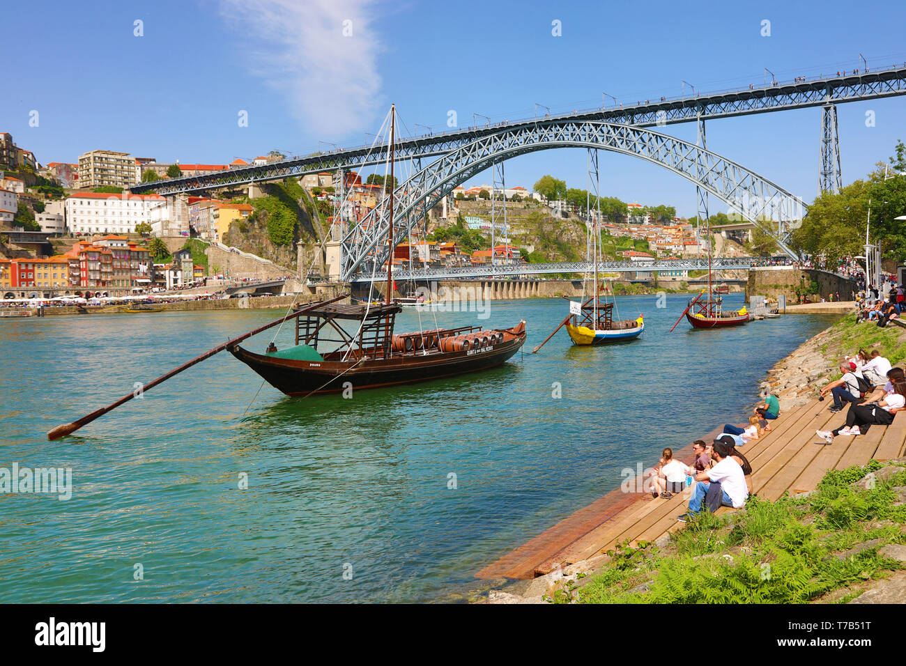 Il Dom Luis I metal arch ponte sopra il fiume Douro e barche per il trasporto di vino di Porto Botte in Porto, Portogallo Foto Stock