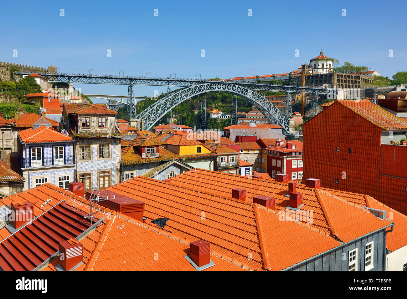 Il Dom Luis I metalli il ponte di arco e arancione di tetti di tegole di Porto, Portogallo Foto Stock