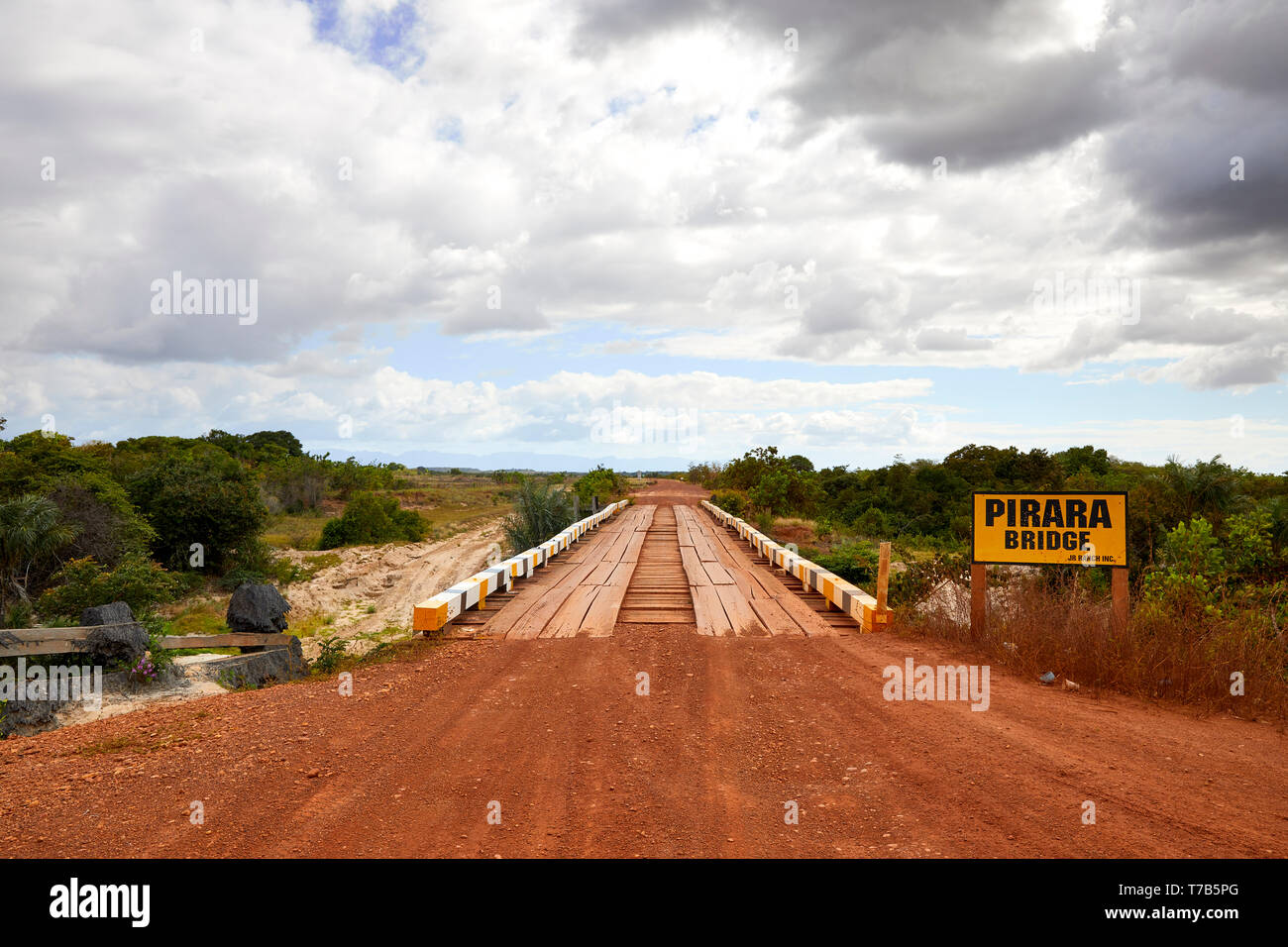 Pirara River Bridge vicino Linden sulla strada Linden-Lethem in Guyana America del Sud Foto Stock