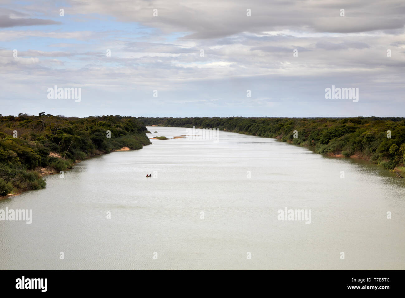 Rio Tacutu tra le città di confine Bonfim in Brasile e Lethem in Guyana America del Sud Foto Stock