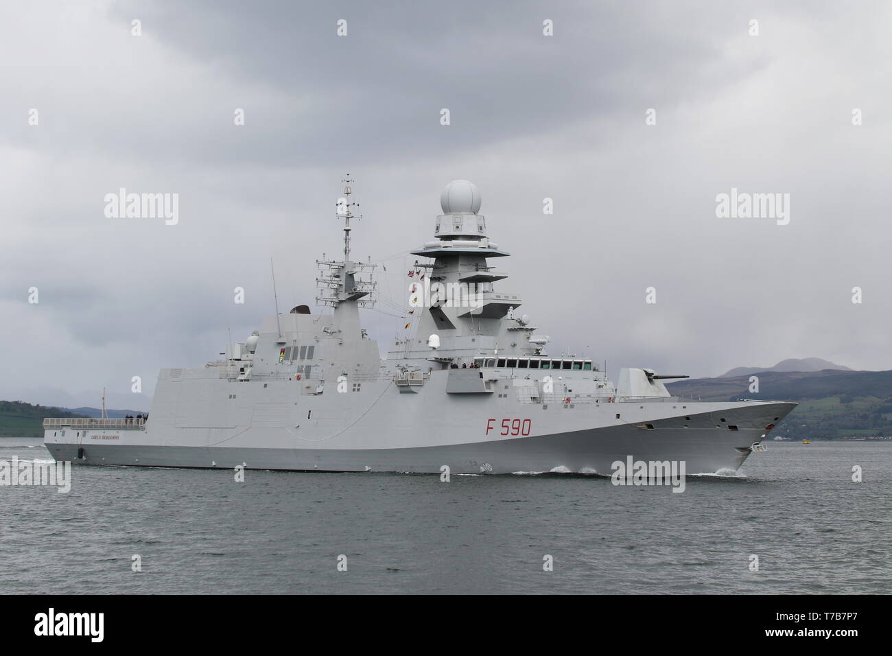 La sua Carlo Bergamini (F590), un Bergamini-class frigate azionato dalla Marina Militare Italiana, passando Greenock in arrivo per esercitare la protezione formidabile 2019 Foto Stock