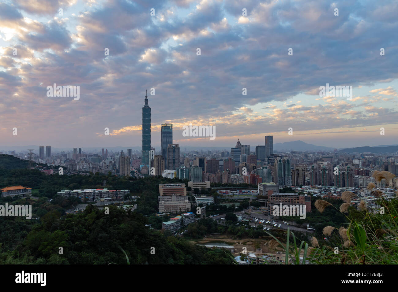 Vista aerea del Taipei 101 e paesaggio da Xiangshan a Taipei, Taiwan Foto Stock