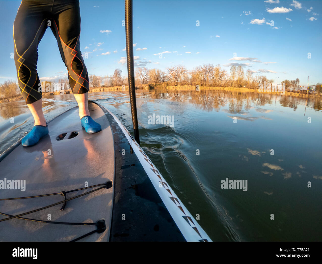 Stand up paddling abstract con telecamera di azione ampio angolo di distorsione Foto Stock