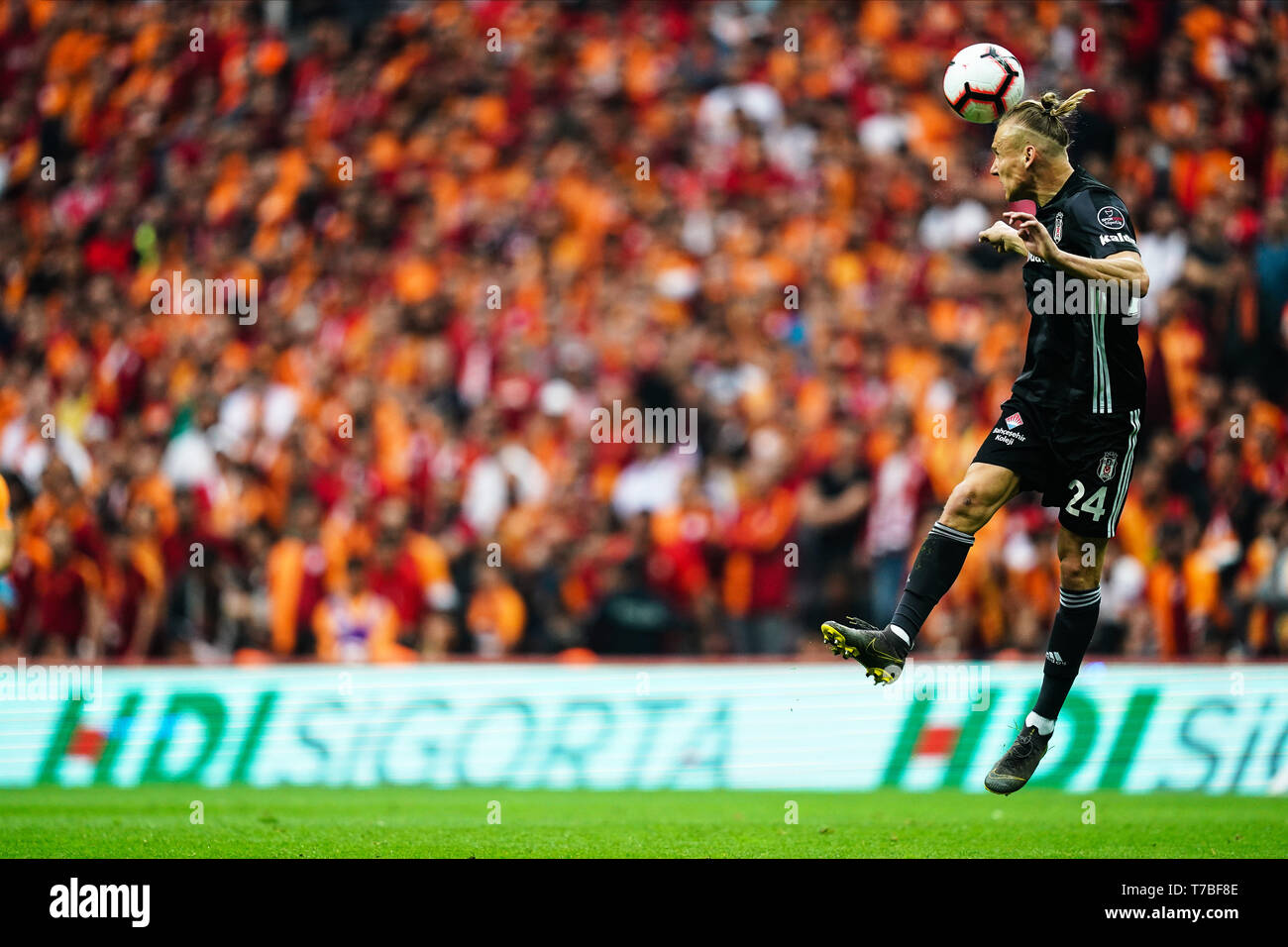 Istanbul, Turchia. Il 5 maggio, 2019. Domagoj Vida di Besiktas durante la Turkish Super Lig match tra il Galatasaray S.K. e Besiktas al TÃ¼rk Telekom Arena di Istanbul, in Turchia. Ulrik Pedersen/CSM/Alamy Live News Foto Stock