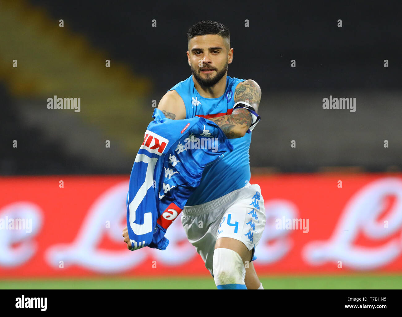 Stadio San Paolo a Napoli, Italia. Il 5 maggio, 2019. Serie A Calcio, Napoli contro il Cagliari; Lorenzo insigne di Napoli celebra come egli segna il gol vincente per 2-1 dalla pena spot in 98minuti di credito: Azione Sport Plus/Alamy Live News Foto Stock