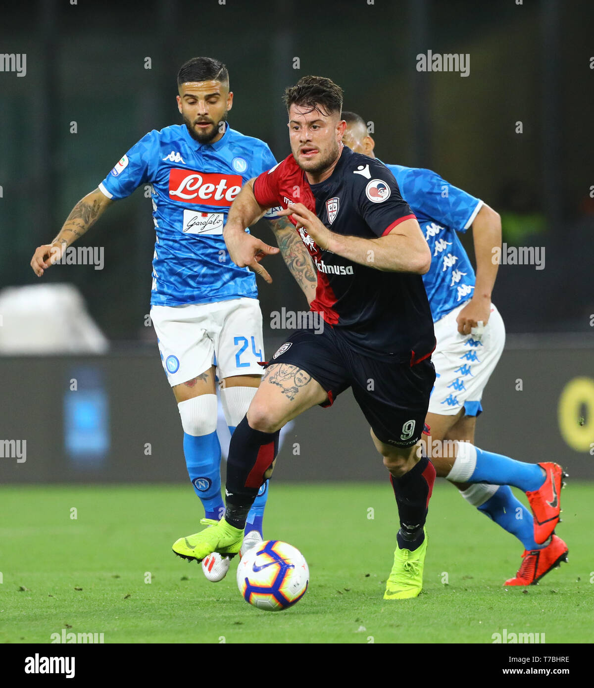 Stadio San Paolo a Napoli, Italia. Il 5 maggio, 2019. Serie A Calcio, Napoli contro il Cagliari; Alberto Cerri di Cagliari tiene fuori Lorenzo insigne di Napoli Credito: Azione Sport Plus/Alamy Live News Foto Stock