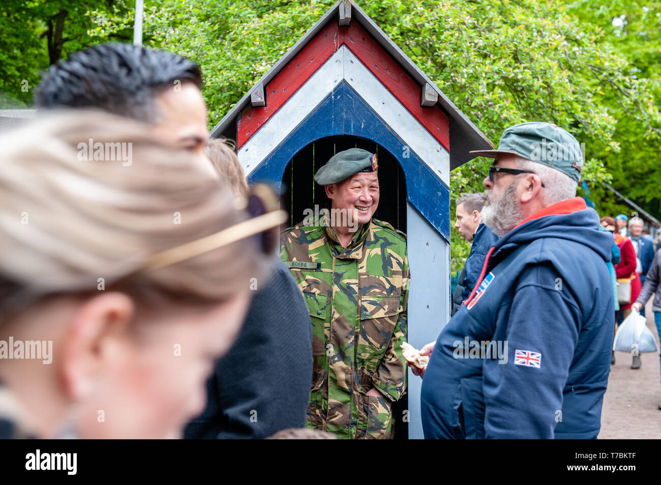 Un soldato è visto accogliere il pubblico prima della sfilata. La parata di liberazione o Bevrijdingsdefilé in olandese, è celebrata ogni anno e riunisce i veterani militari e successori per rendere omaggio a tutti coloro che hanno dato la loro vita durante la seconda guerra mondiale. Anche quest'anno 27 veterani britannici sono stati accolti calorosamente, arrivarono in autentici in taxi da Londra. Foto Stock