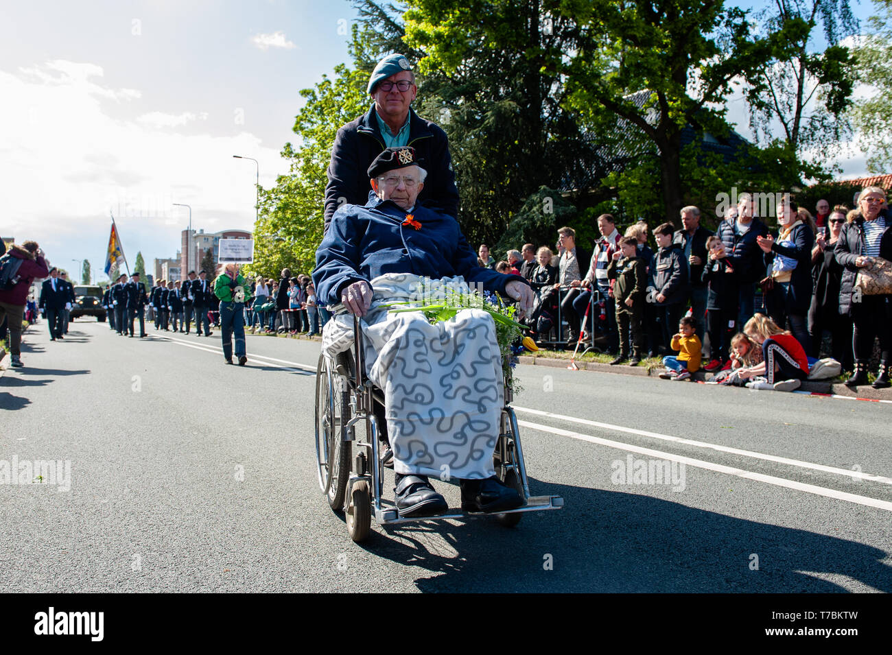 Un veterano della Seconda Guerra mondiale viene visto su una sedia a rotelle durante la parata. La parata di liberazione o Bevrijdingsdefilé in olandese, è celebrata ogni anno e riunisce i veterani militari e successori per rendere omaggio a tutti coloro che hanno dato la loro vita durante la seconda guerra mondiale. Anche quest'anno 27 veterani britannici sono stati accolti calorosamente, arrivarono in autentici in taxi da Londra. Foto Stock