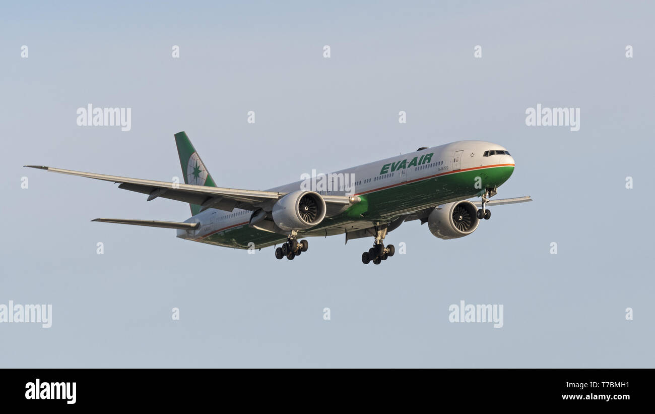 Richmond, British Columbia, Canada. Il 4 maggio, 2019. Un EVA Air Boeing 777-300ER (B-16720) wide-body jetliner sul breve avvicinamento finale per l'atterraggio all'Aeroporto Internazionale di Vancouver. Credito: Bayne Stanley/ZUMA filo/Alamy Live News Foto Stock