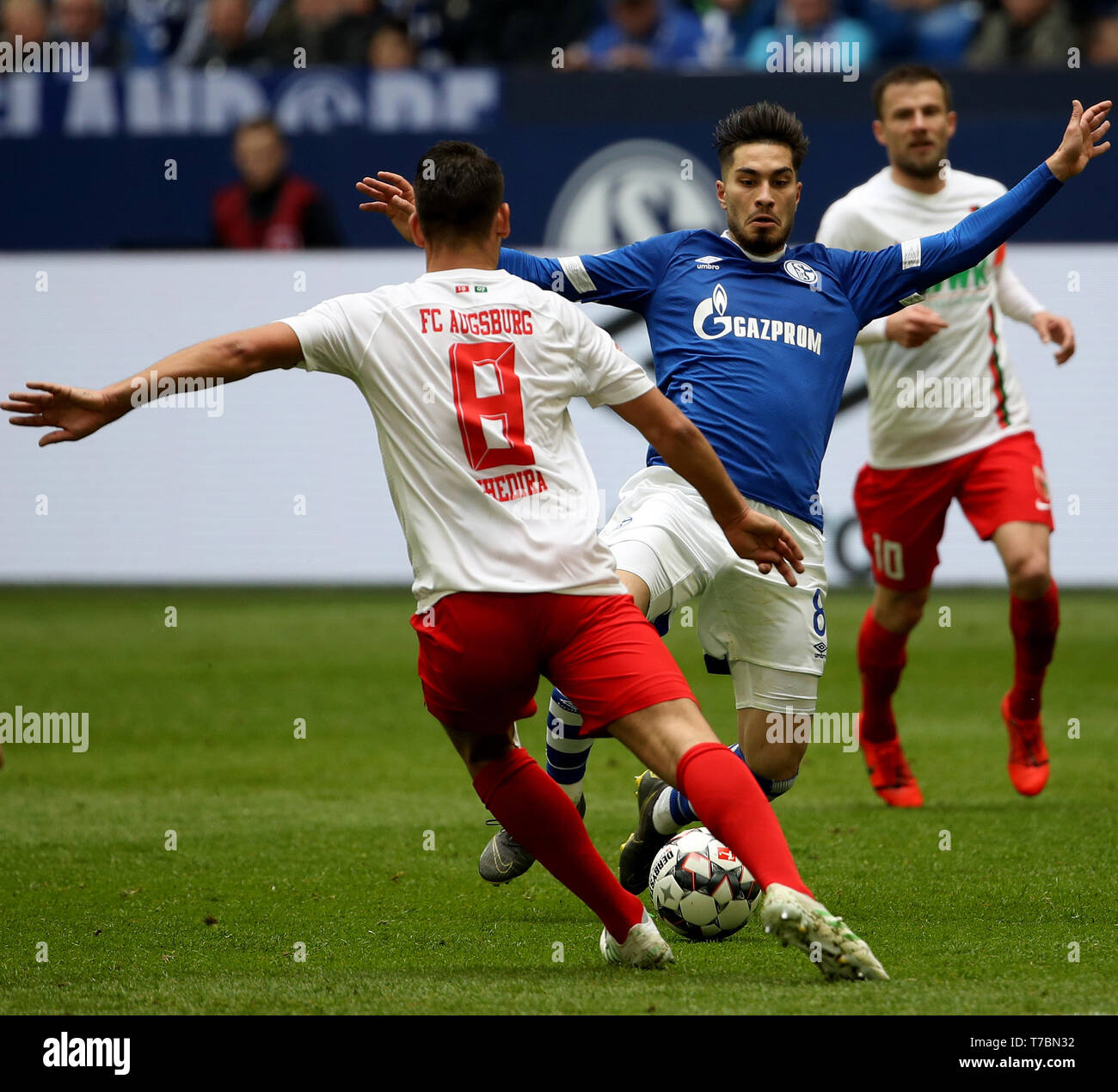 Gelsenkirchen (Germania). Il 5 maggio, 2019. Rani Khedira (L) di Augsburg vies con Suat Serdar di Schalke 04 durante la Bundesliga match tra FC Schalke 04 e FC Augsburg a Gelsenkirchen, Germania, 5 maggio 2019. La partita si è conclusa in un 0-0. Credito: Joachim Bywaletz/Xinhua/Alamy Live News Foto Stock