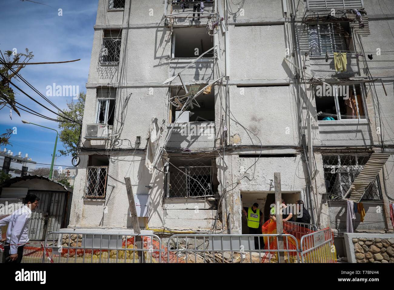 Gerusalemme, Israele. Il 5 maggio, 2019. Una casa è visto danneggiata da un razzo sparato dalla striscia di Gaza in Ashkelon, Israele, il 5 maggio 2019. Quattro civili israeliani sono stati uccisi domenica e più di 70 feriti da razzi lanciati dai palestinesi dalla striscia di Gaza. Credito: JINI/Xinhua/Alamy Live News Foto Stock