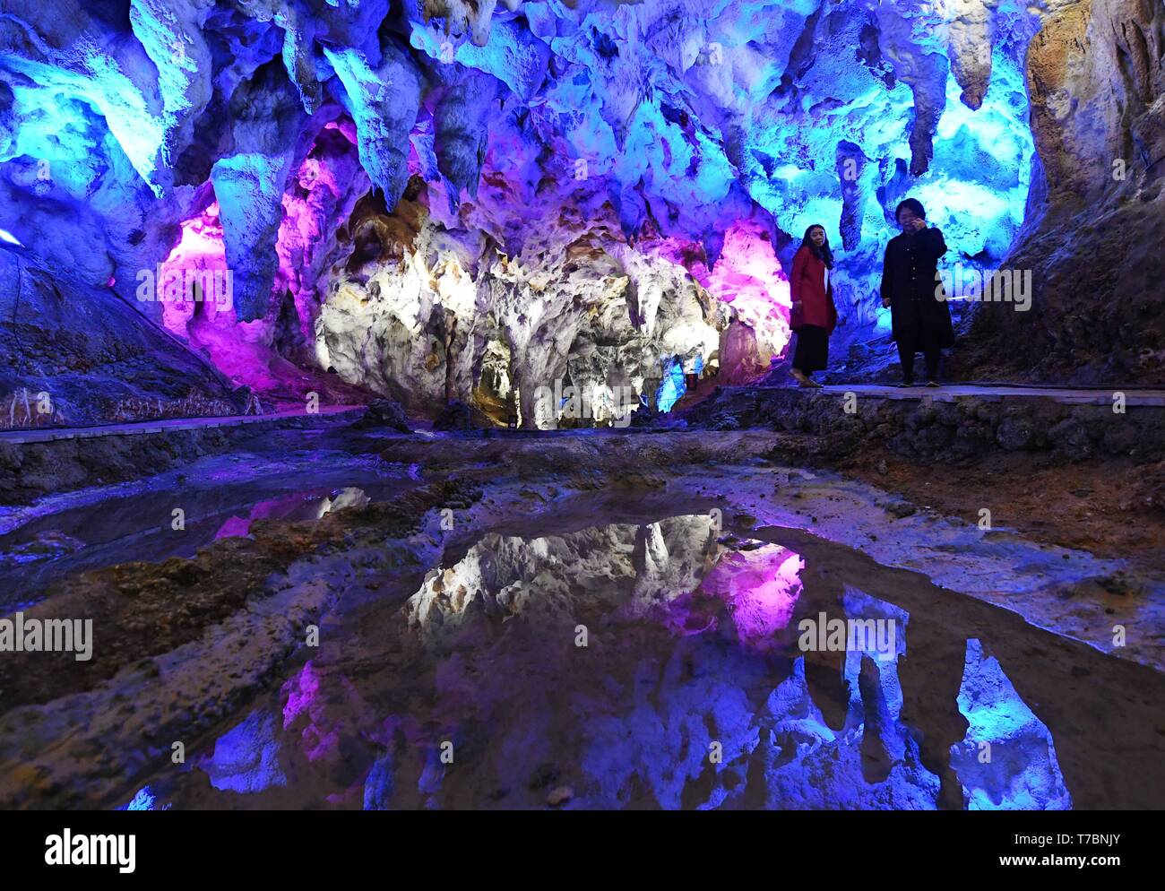 (190506) -- PECHINO, 6 maggio 2019 (Xinhua) -- i turisti visualizzare il paesaggio carsico all'interno di una grotta nella contea di Fuyuan, a sud-ovest della Cina di Provincia di Yunnan, 3 maggio 2019. I turisti registrati 195 milioni di viaggi nazionali in Cina durante il giorno di maggio vacanza da mercoledì a sabato, fino 13,7 per cento anno su anno. E il turismo i ricavi sono cresciuti del 16,1 per cento per colpire i 117,7 miliardi di yuan (circa 17,5 miliardi di dollari) negli ultimi quattro giorni, secondo le stime fornite dal Ministero della Cultura e del turismo. Grandi viaggi online le piattaforme hanno osservato anche tendenze del turismo di eseguire l'aggiornamento. I viaggiatori da 614 c Foto Stock